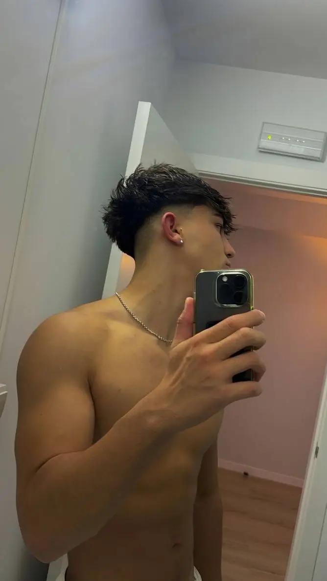 ai character: Eduardo Roberto  background