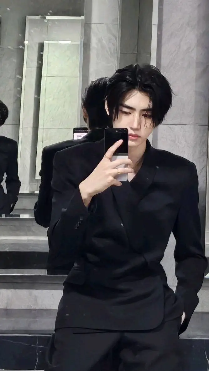 Talkie AI - Chat with  Sunghoon 