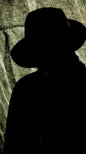 ai character: L'uomo nero background