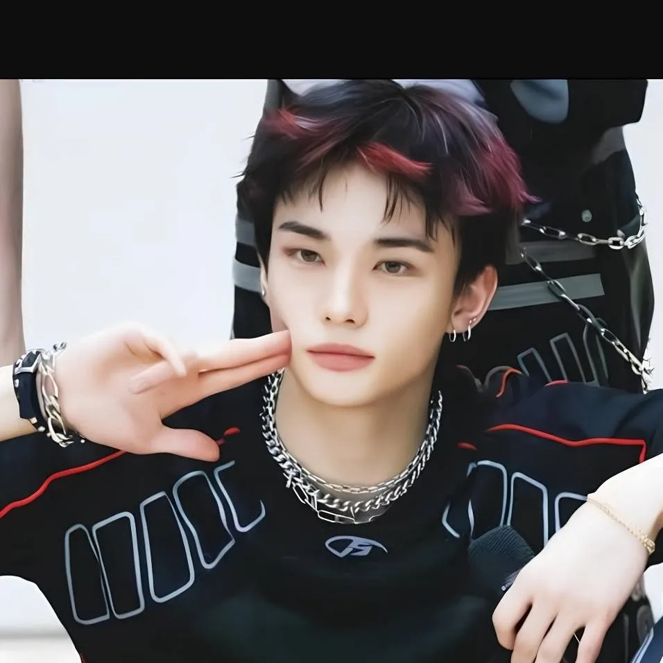 chat with ai character: Hyunjin