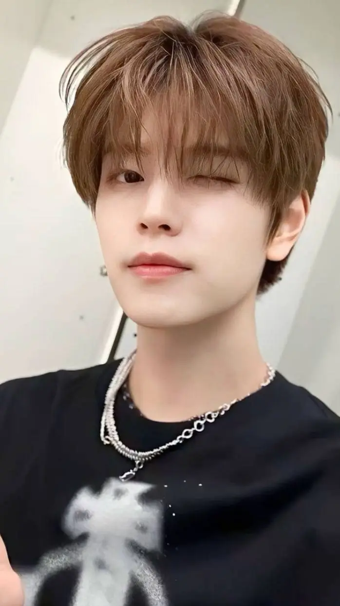 ai character: Seungmin  background