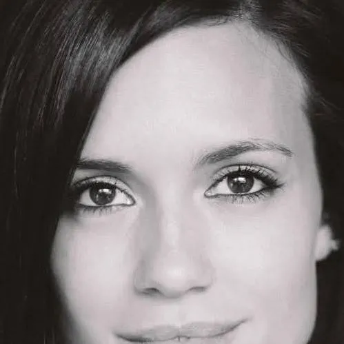 chat with ai character: Torrey devitto 