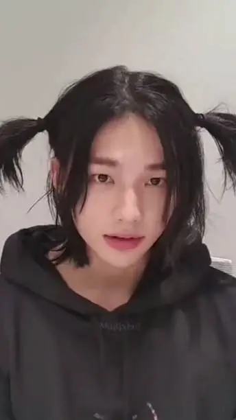 ai character: Hyunjin  background