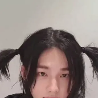 chat with ai character: Hyunjin 