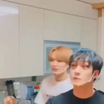 chat with ai character: Skz