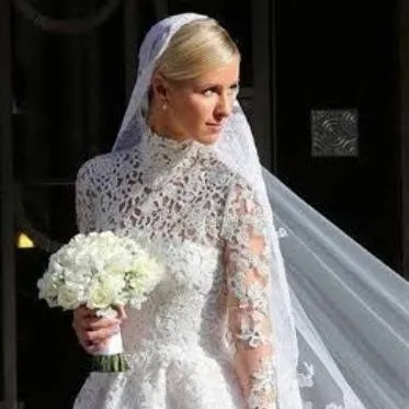 chat with ai character: Nicky Hilton 