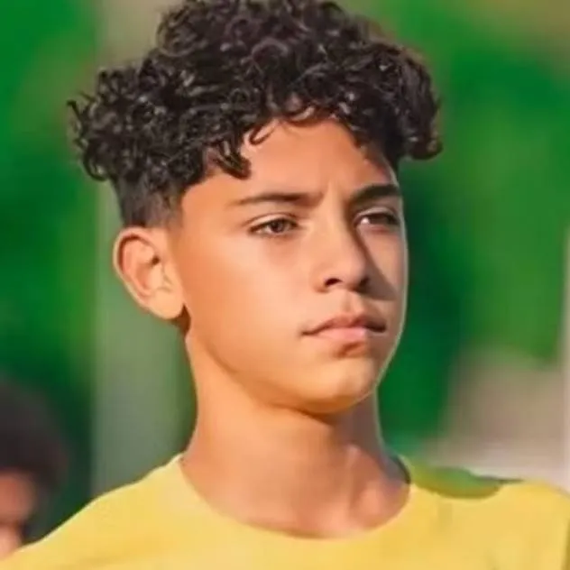 chat with ai character: Cris jr 
