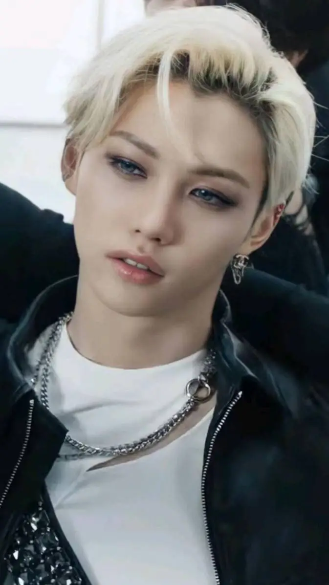 ai character: Félix  background