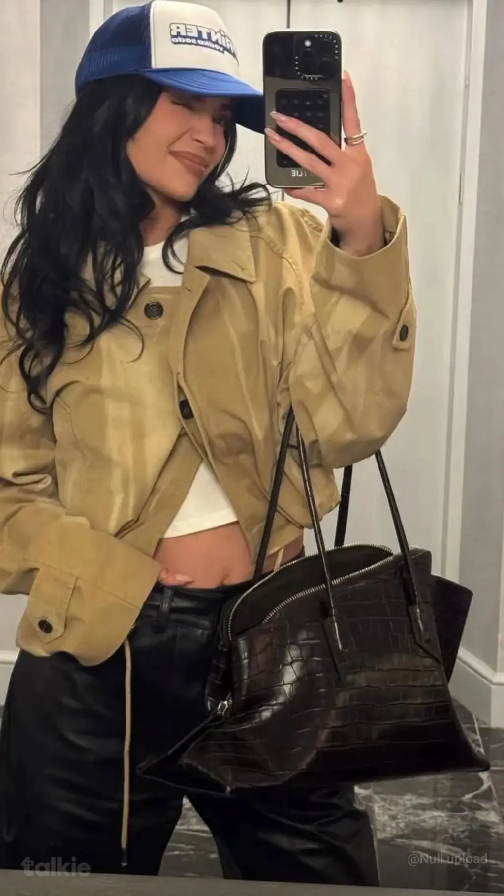 ai character: Kylie Jenner background