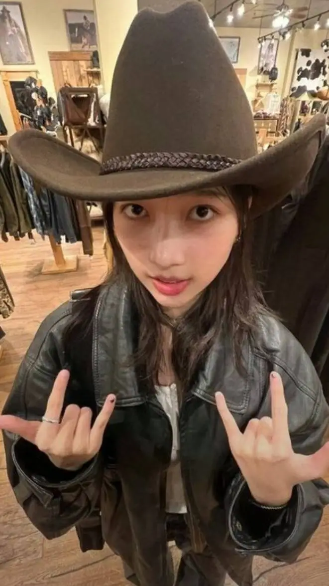 ai character: 🧿🌊ᕼᗩᑎᑎᗩᕼ ᗷᗩᕼᑎǤ!🌀🥟 background