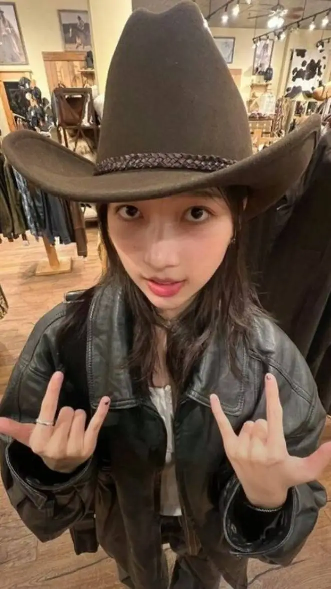 ai character: 🧿🌊ᕼᗩᑎᑎᗩᕼ ᗷᗩᕼᑎǤ!🌀🥟 background