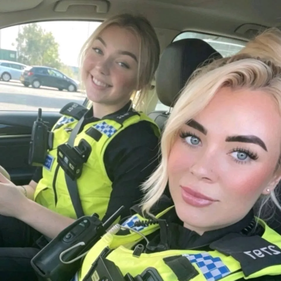 chat with ai character: PC Ara and PC Dara
