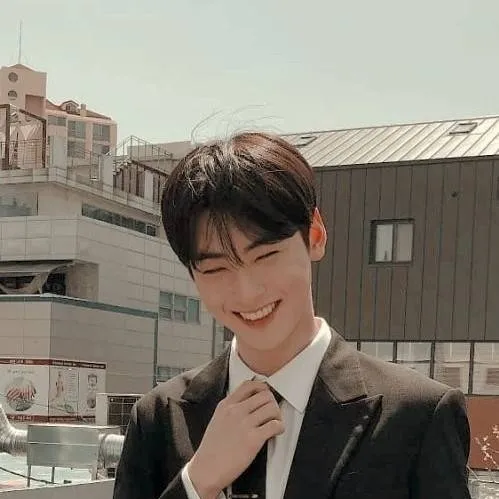 chat with ai character: *Lee Dong Min*