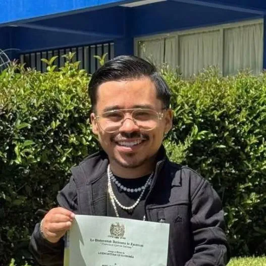 chat with ai character: casa de los famoso