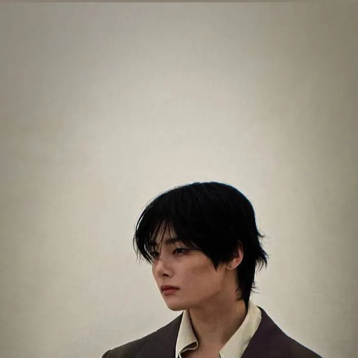 chat with ai character: Jeongin 