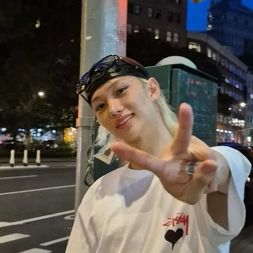 chat with ai character: 🤍~Lee Felix~💛