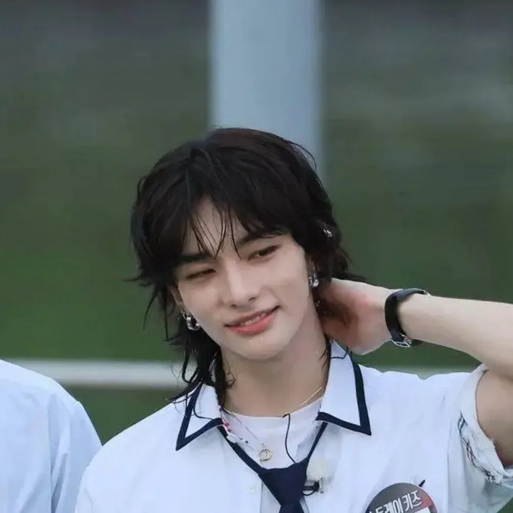 chat with ai character: Hwang Hyunjin🥟