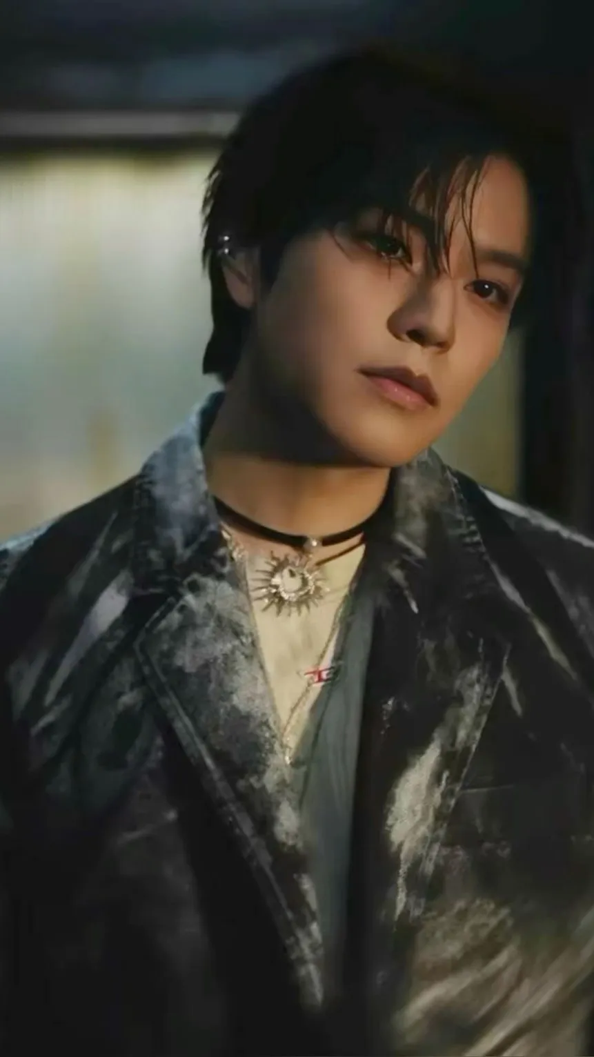 ai character: ⛓️Seungmin🐶 background