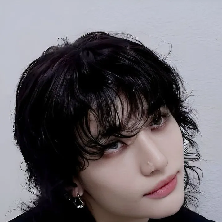 chat with ai character: Hwang Hyunjin💋
