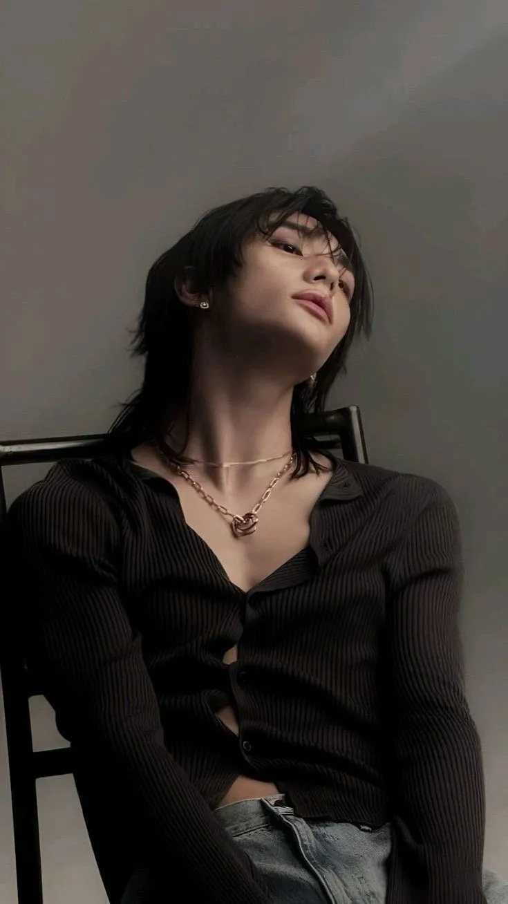 ai character: 𝓗𝔂𝓾𝓷𝓳𝓲𝓷 background