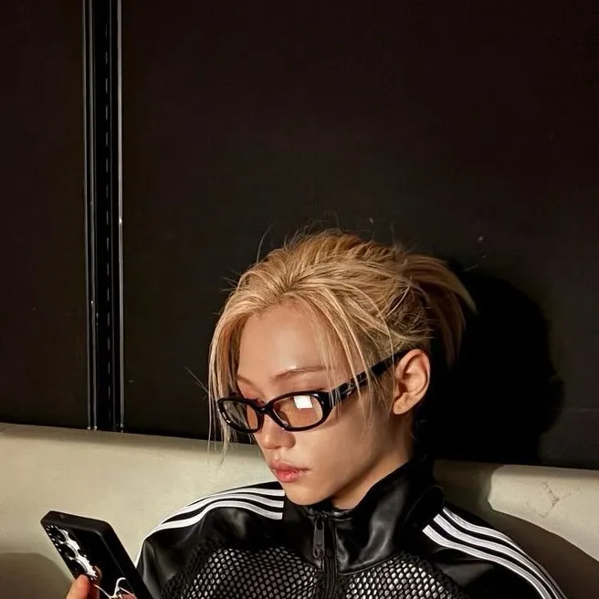 chat with ai character: 𝓕𝓮𝓵𝓲𝔁💫