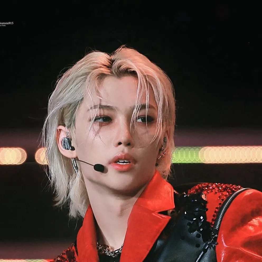 chat with ai character: Lee Felix💋
