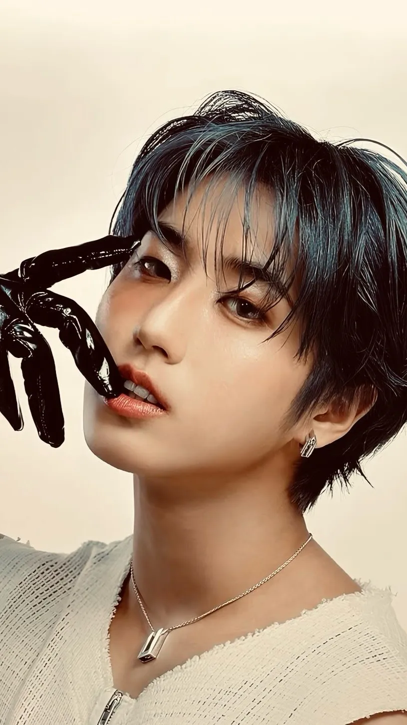 ai character: 🦢Han Jisung☕️ background