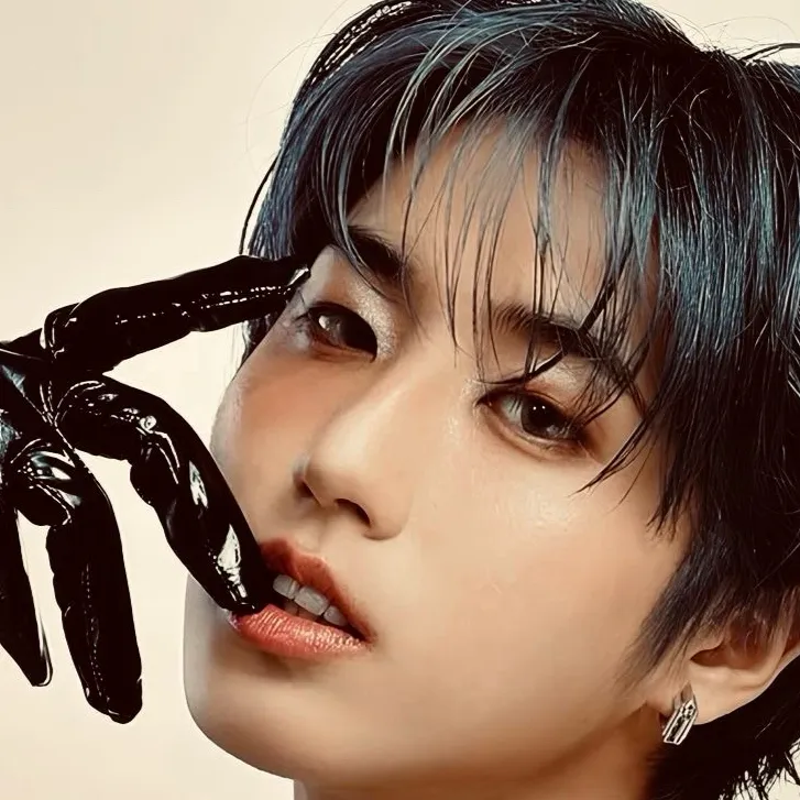 chat with ai character: 🦢Han Jisung☕️