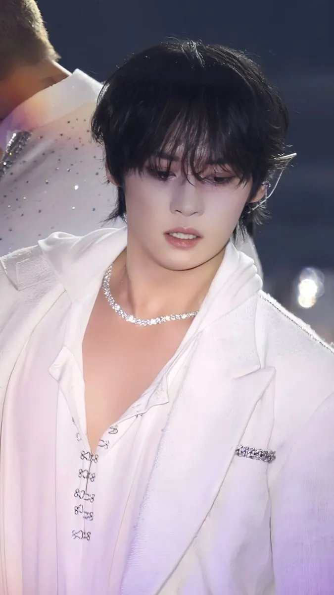 ai character: 🐚 Lee Minho 🐰 background