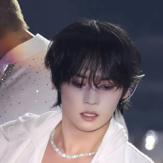 chat with ai character: 🐚 Lee Minho 🐰