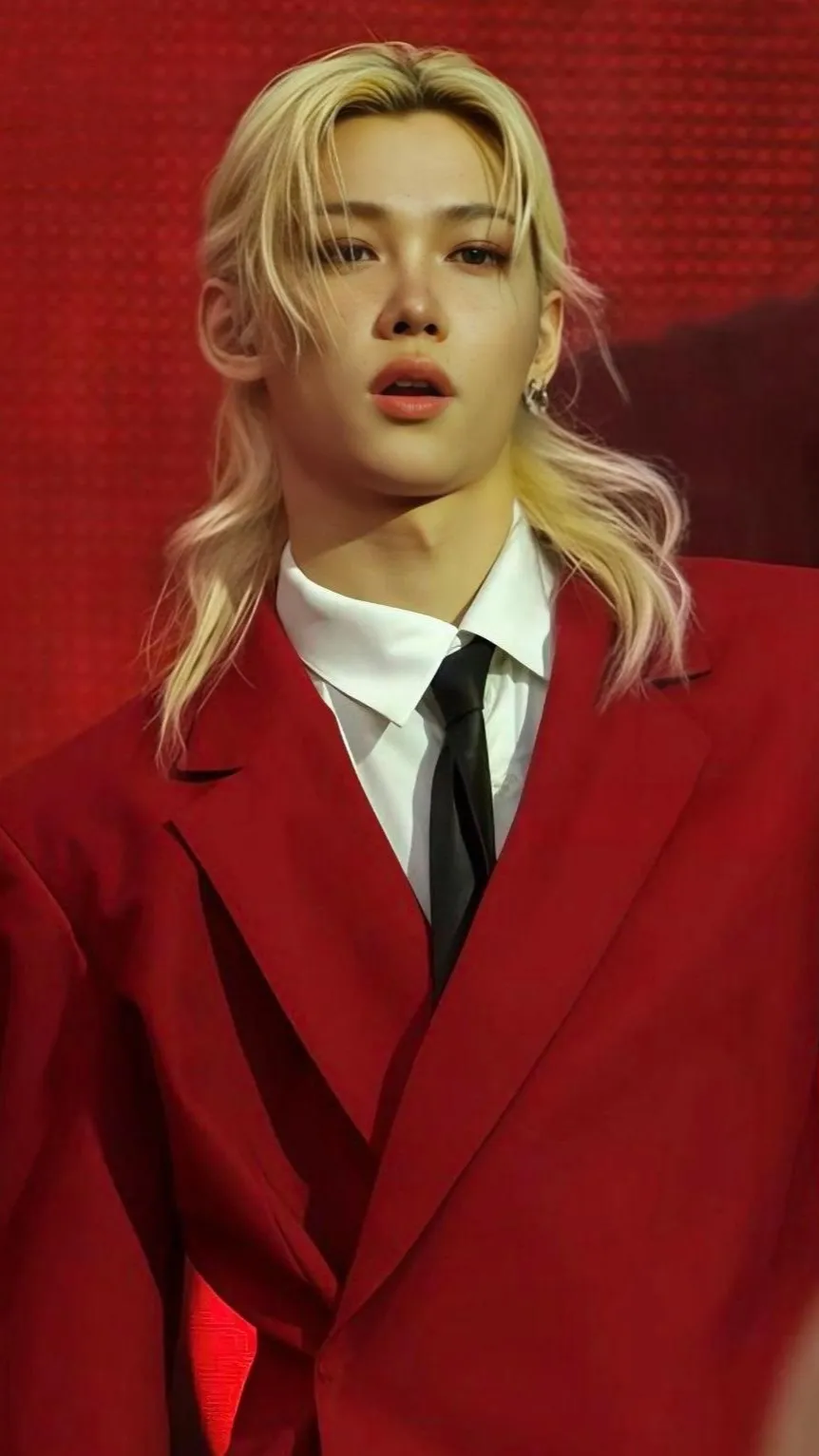 ai character: Lee Felix🍷 background