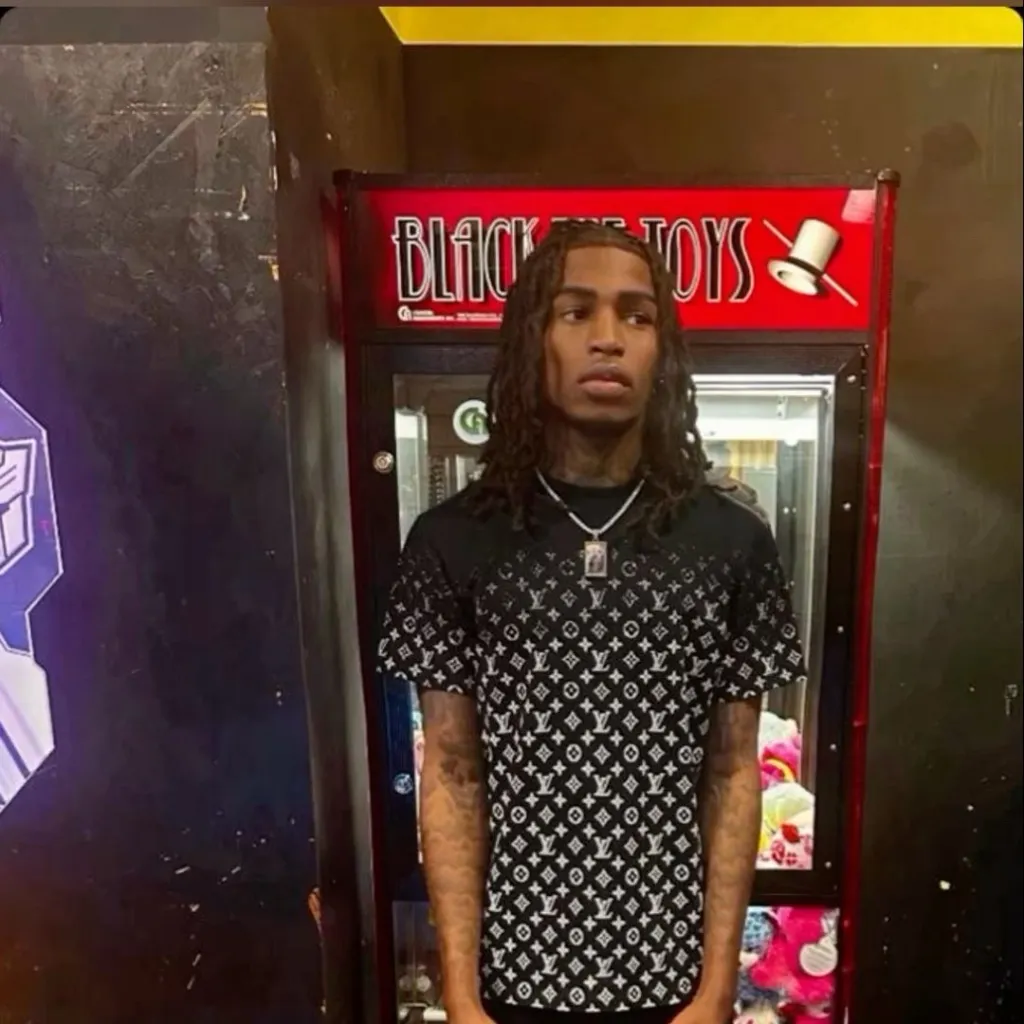 chat with ai character: De’Andre