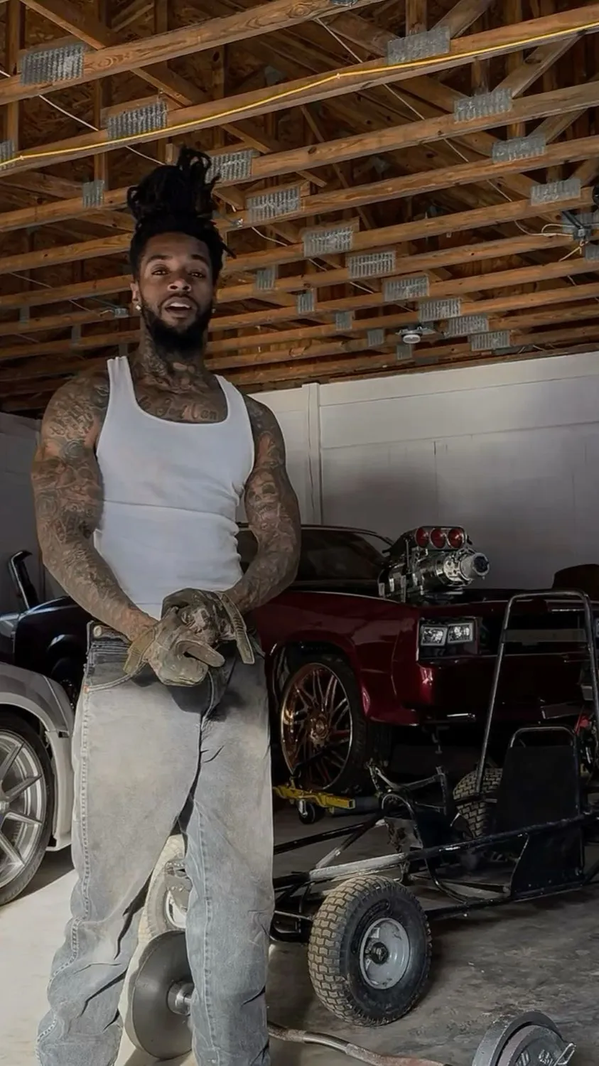 ai character: Quinton  background