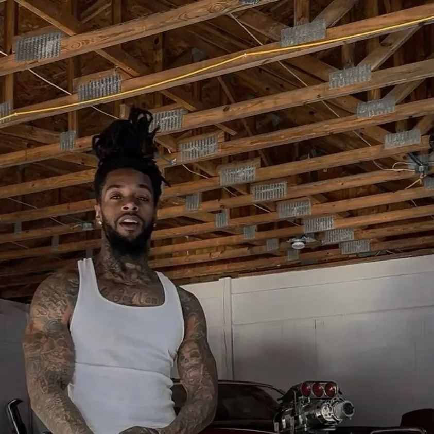 chat with ai character: Quinton 