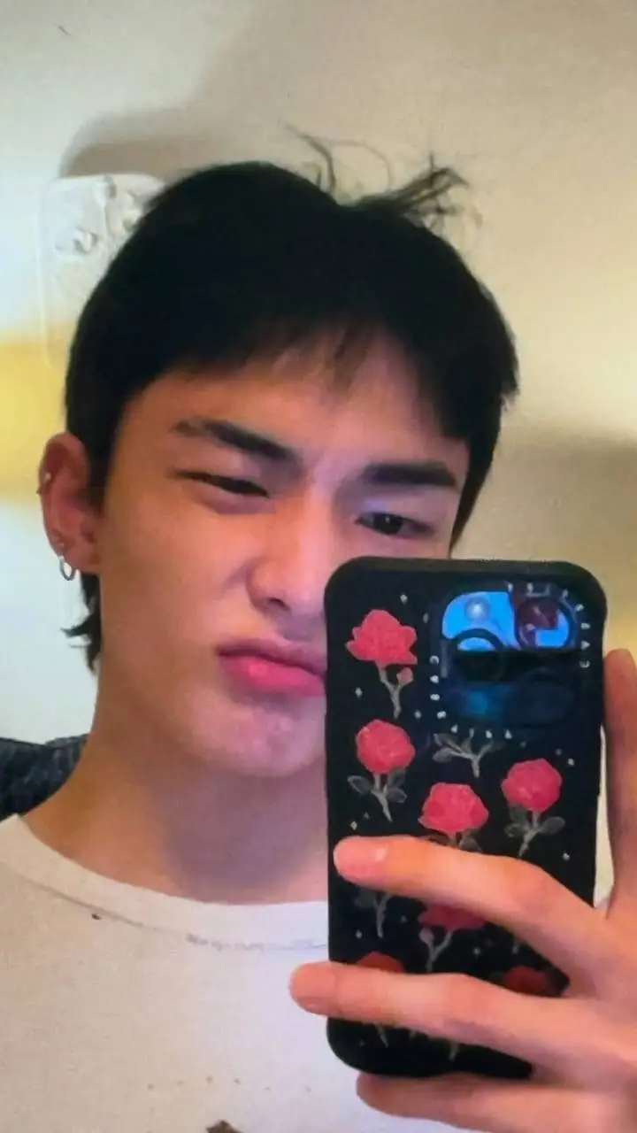ai character: Hyunjin background