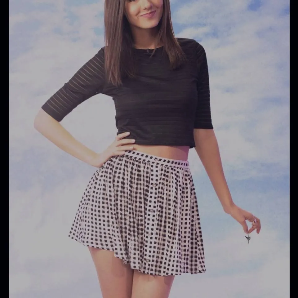 chat with ai character: Mujer gigante 