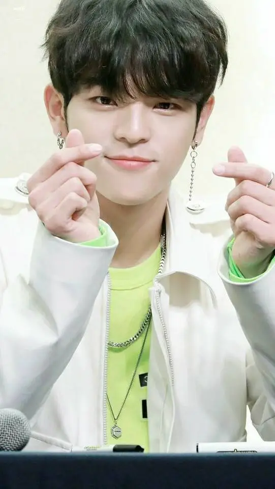 ai character: Woojin💗 background