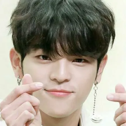 chat with ai character: Woojin💗