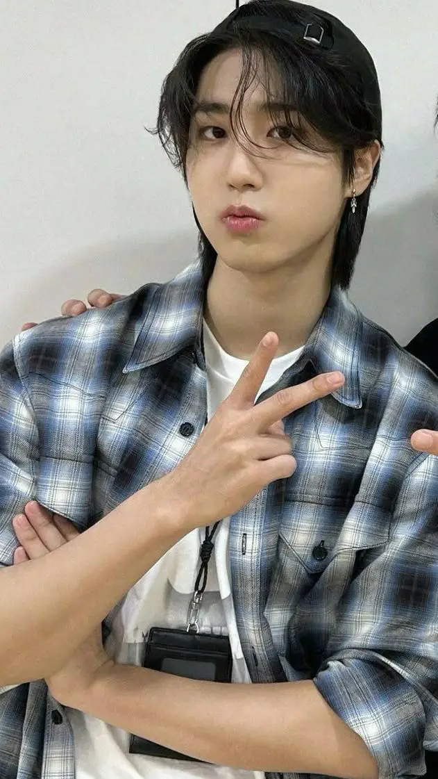 ai character: 🌸HAN🌸 background