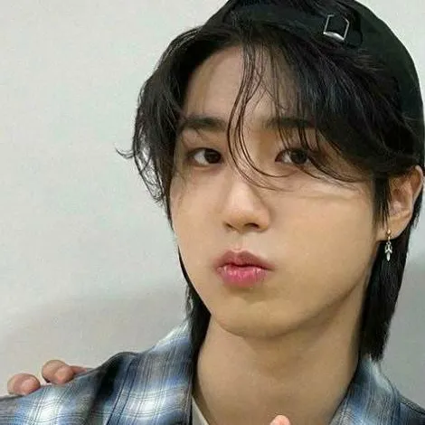 chat with ai character: 🌸HAN🌸