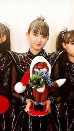 ai character: Suzuka Nakamoto background