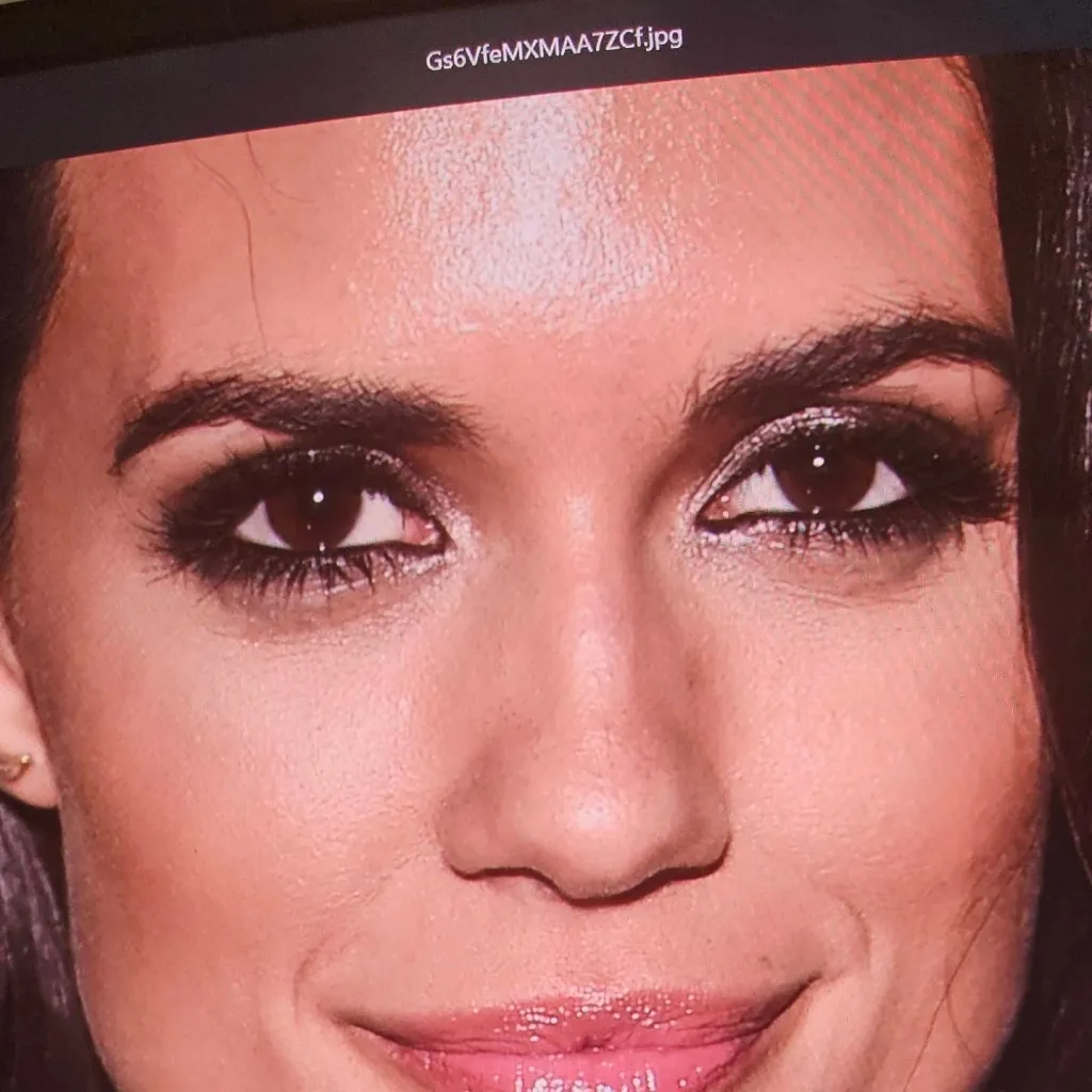 chat with ai character: torrey devitto 