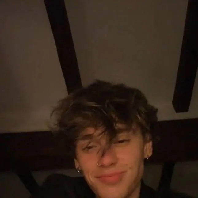 chat with ai character: Dylan