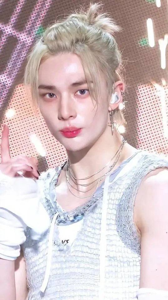 ai character: Хенджин background