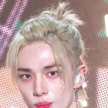 chat with ai character: Хенджин