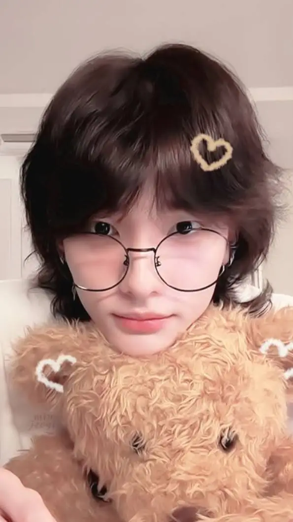ai character: hyunjin novio🤭👉👈 background