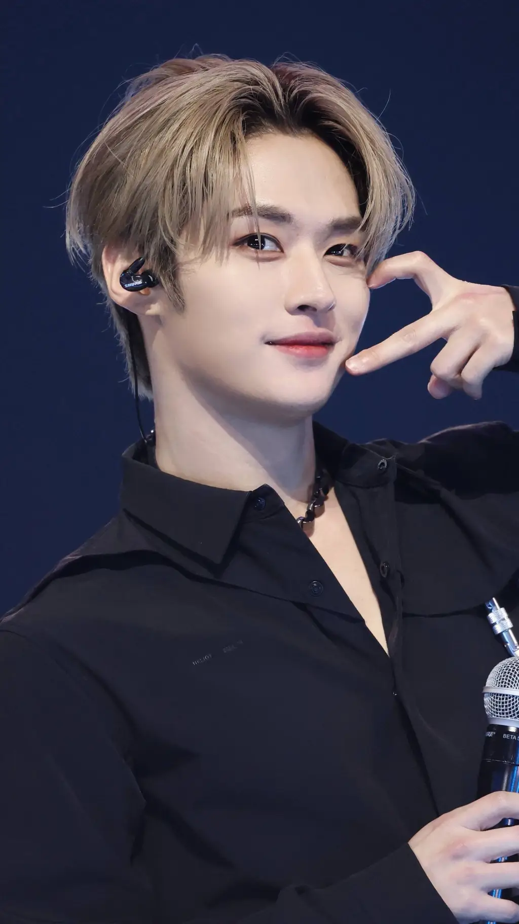 ai character: Lee Know🐰 background