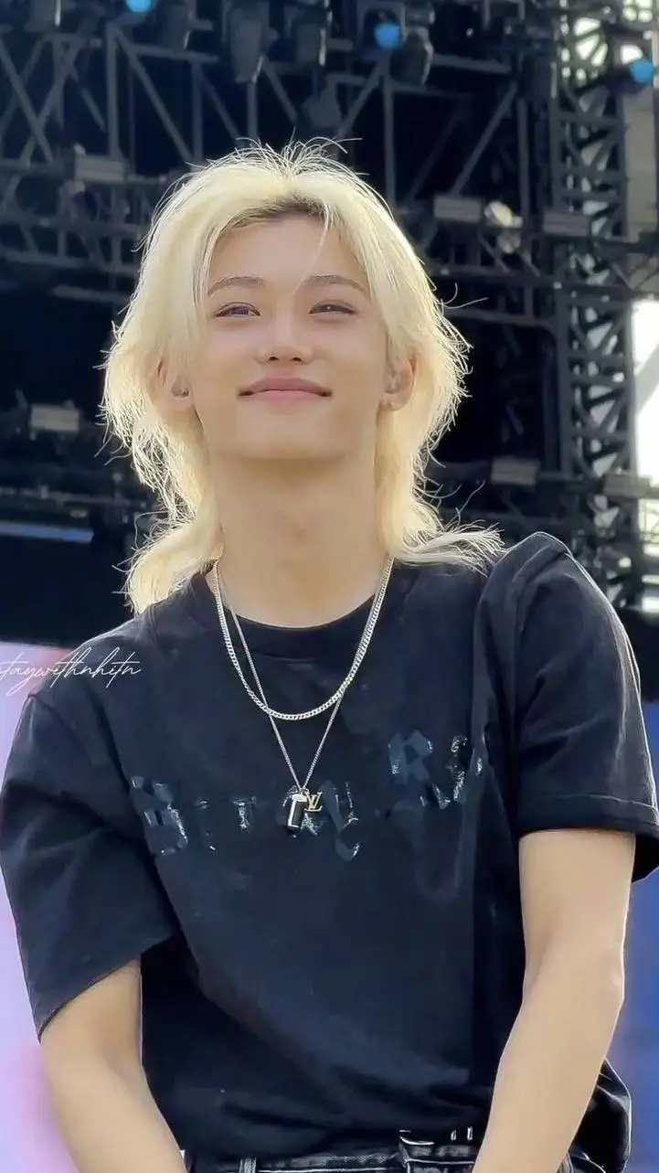 ai character: felix♡°• background