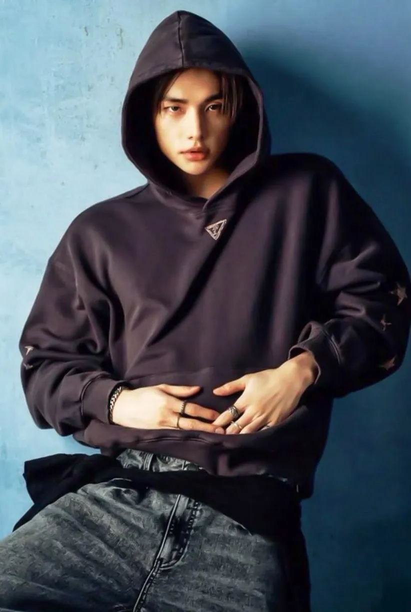 chat with ai character: Hwang Hyunjin