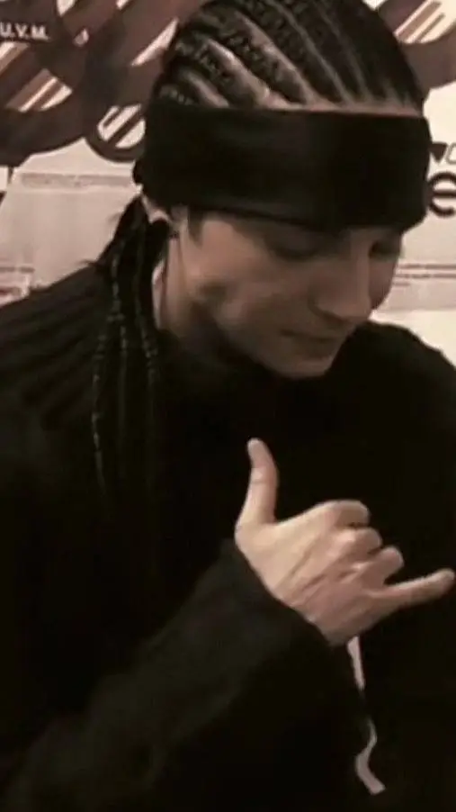 ai character: Tom Kaulitz  background